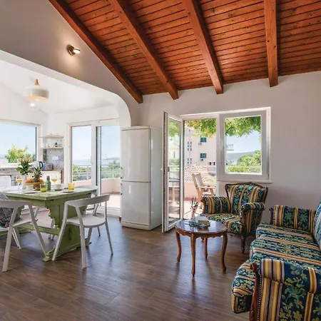 Amazing In Divulje With Wifi And 5 Bedrooms Nyaraló Trogir