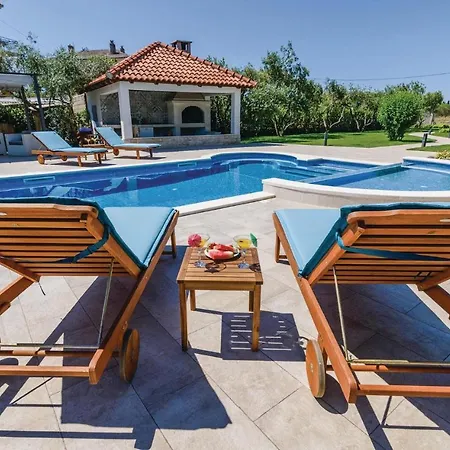 Amazing In Divulje With Wifi And 5 Bedrooms