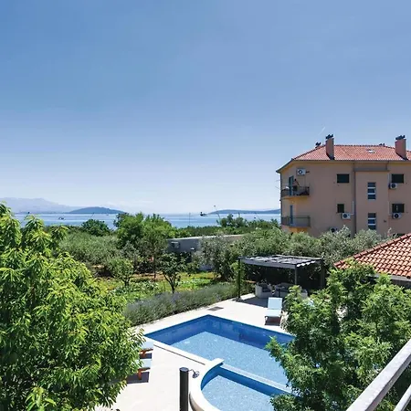 Nyaraló Amazing In Divulje With Wifi And 5 Bedrooms *