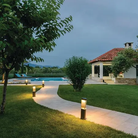 Amazing In Divulje With Wifi And 5 Bedrooms Nyaraló *