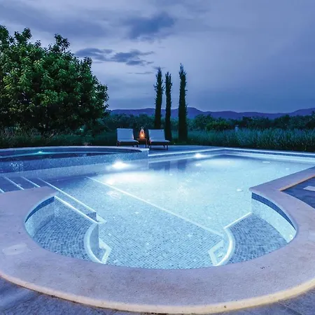 Amazing In Divulje With Wifi And 5 Bedrooms Nyaraló *