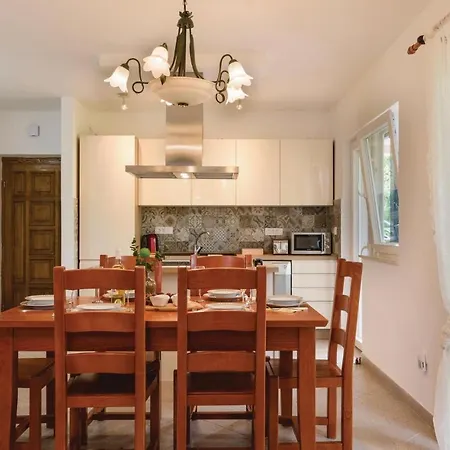 Amazing In Divulje With Wifi And 5 Bedrooms Nyaraló *