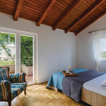 Amazing In Divulje With Wifi And 5 Bedrooms Nyaraló Trogir