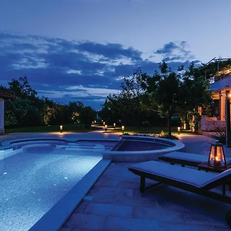 Amazing In Divulje With Wifi And 5 Bedrooms * Trogir