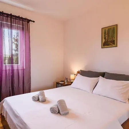 Amazing In Divulje With Wifi And 5 Bedrooms Trogir