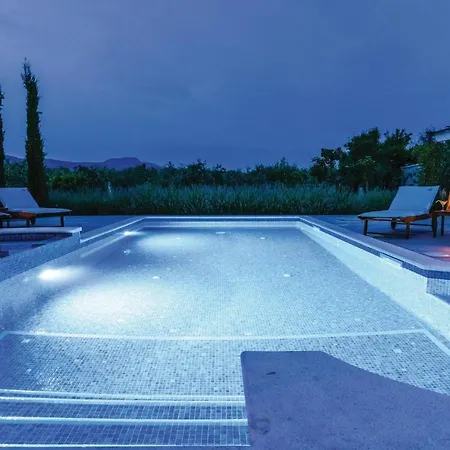 Amazing In Divulje With Wifi And 5 Bedrooms Nyaraló Trogir