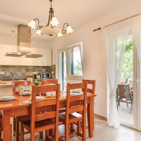 Amazing In Divulje With Wifi And 5 Bedrooms Nyaraló
