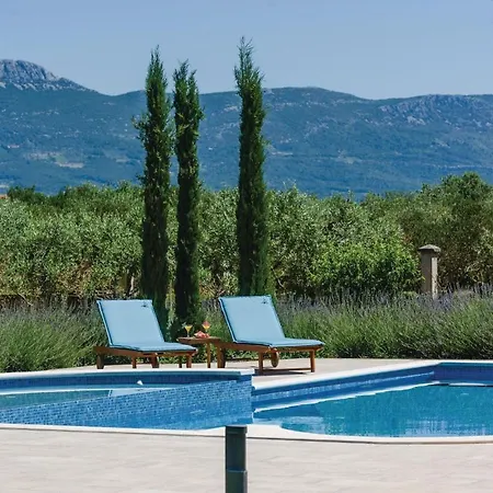 Amazing In Divulje With Wifi And 5 Bedrooms Nyaraló Trogir
