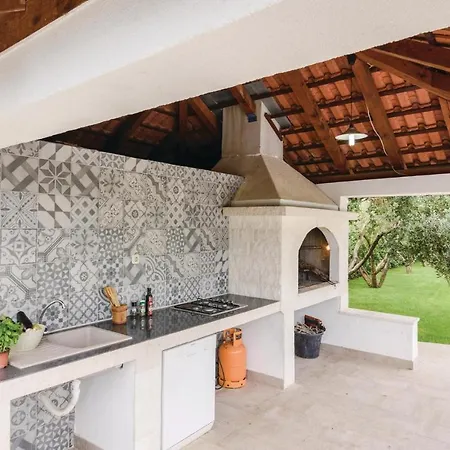 Amazing In Divulje With Wifi And 5 Bedrooms Nyaraló
