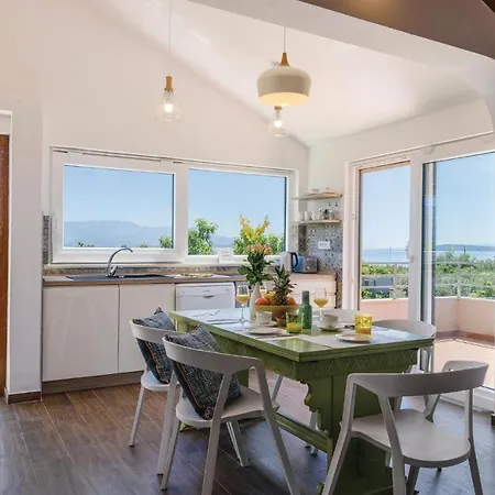 Amazing In Divulje With Wifi And 5 Bedrooms *