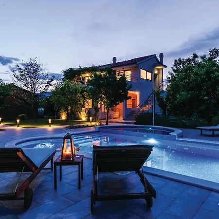 Nyaraló Amazing In Divulje With Wifi And 5 Bedrooms Trogir