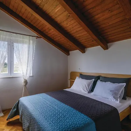 Amazing In Divulje With Wifi And 5 Bedrooms Nyaraló Trogir