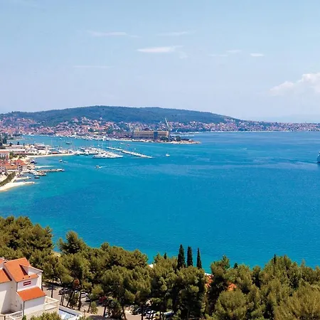 Nyaraló Amazing In Divulje With Wifi And 5 Bedrooms *