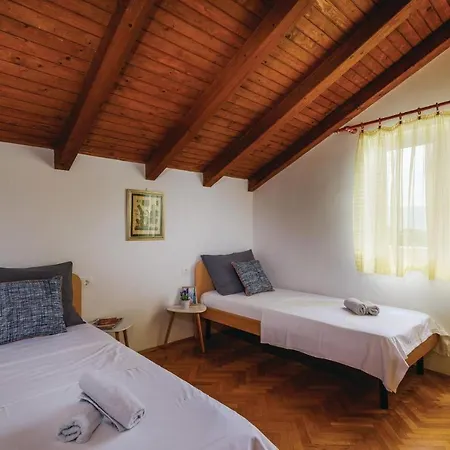Nyaraló Amazing In Divulje With Wifi And 5 Bedrooms