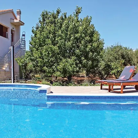 Amazing In Divulje With Wifi And 5 Bedrooms Nyaraló