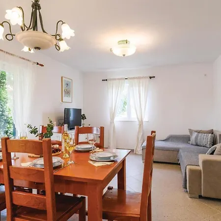 Nyaraló Amazing In Divulje With Wifi And 5 Bedrooms Trogir