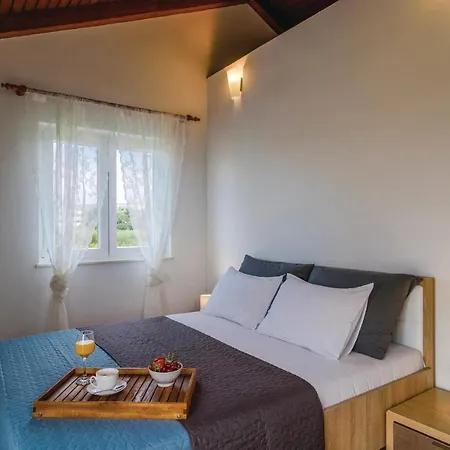 Amazing In Divulje With Wifi And 5 Bedrooms
