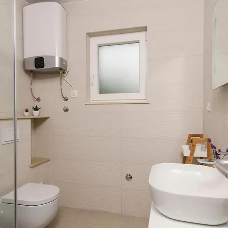 Amazing In Divulje With Wifi And 5 Bedrooms