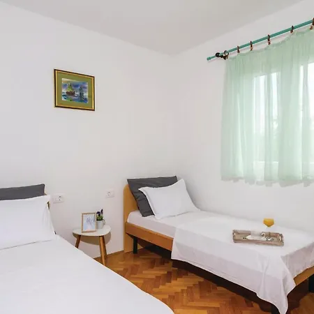 Nyaraló Amazing In Divulje With Wifi And 5 Bedrooms Trogir