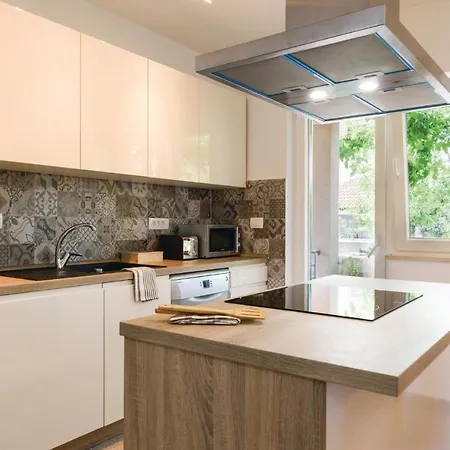 Nyaraló Amazing In Divulje With Wifi And 5 Bedrooms