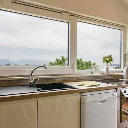 Amazing In Divulje With Wifi And 5 Bedrooms Nyaraló Trogir