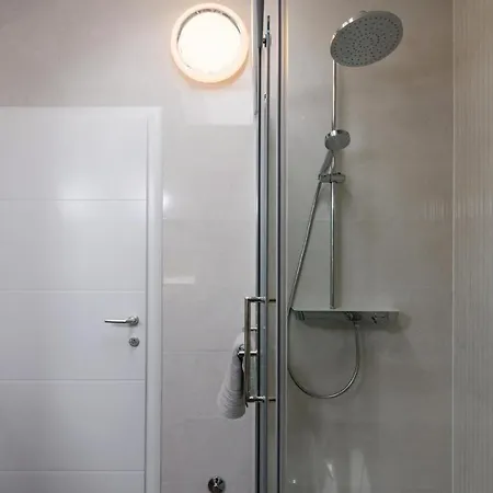 Amazing In Divulje With Wifi And 5 Bedrooms * Trogir