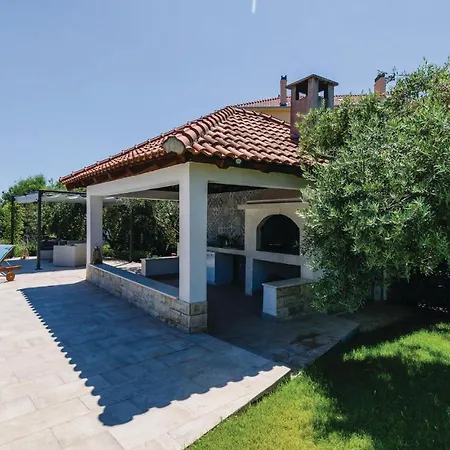 Amazing In Divulje With Wifi And 5 Bedrooms
