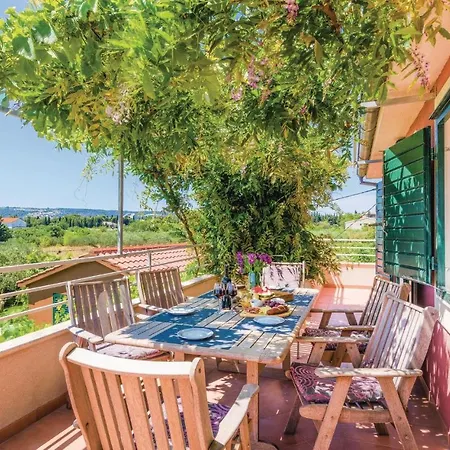 Nyaraló Amazing In Divulje With Wifi And 5 Bedrooms