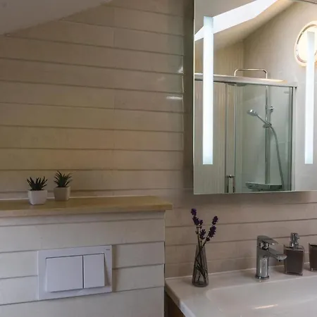 Nyaraló Amazing In Divulje With Wifi And 5 Bedrooms *